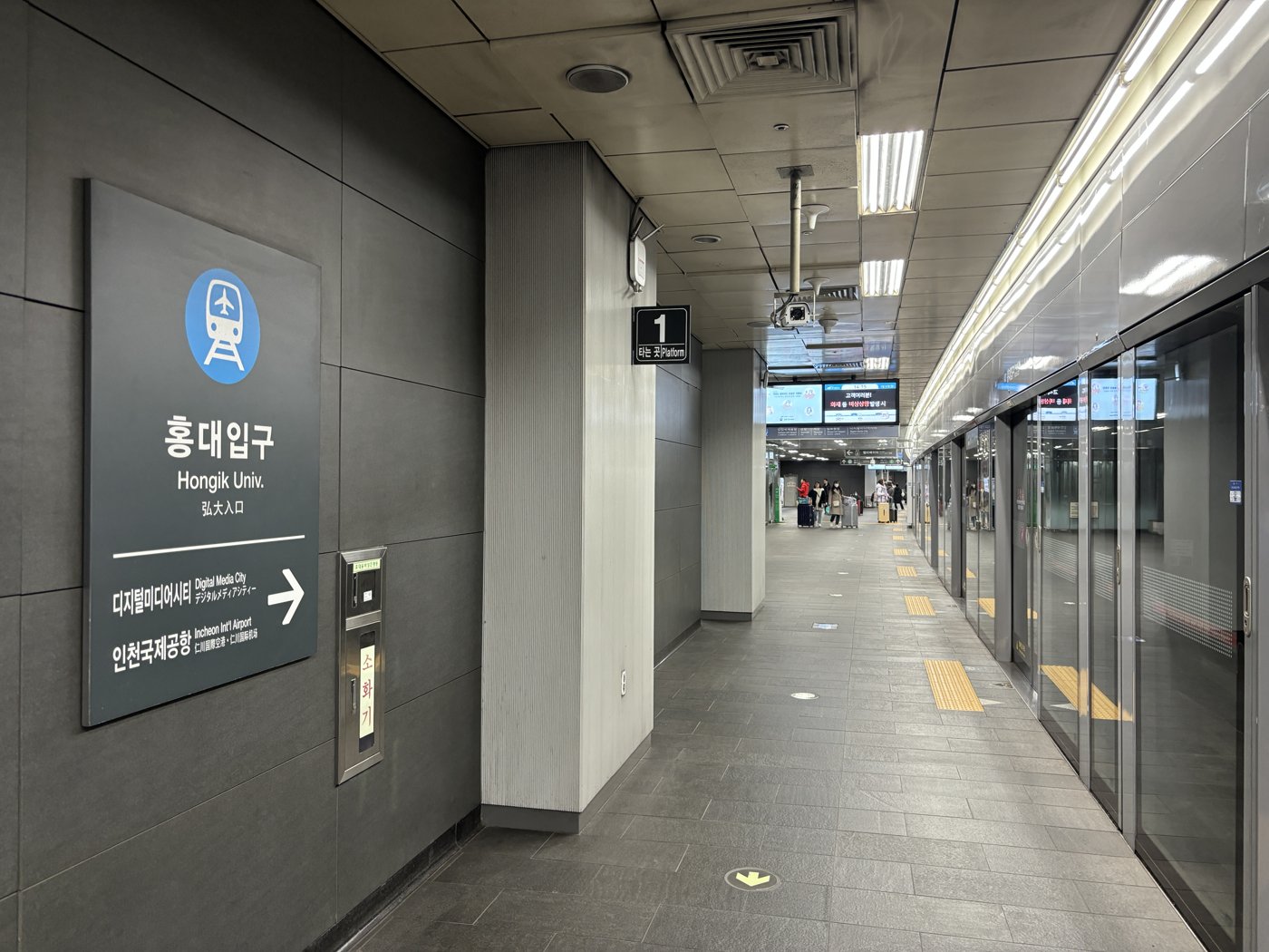 Airport railroad platform at Hongik University station